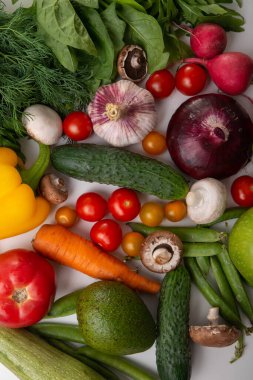 Beyaz arka planda kırmızı, yeşil sebze ve meyve seti. Düşük karbonhidrat, düşük kalori diyeti. Sağlıklı beslenme, beslenme ve diyet geçmişi.