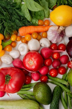 Beyaz arka planda kırmızı, yeşil sebze ve meyve seti. Düşük karbonhidrat, düşük kalori diyeti. Sağlıklı beslenme, beslenme ve diyet geçmişi. Üst manzara, düz uzanma.