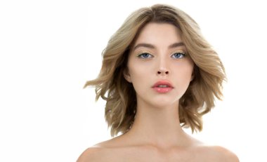 Harika bir teni ve dalgalı saçları olan güzel bir genç kadın. Stüdyoda güzel profesyonel makyajlı, beyaz tenli bir manken. SPA, sağlık, vücut bakımı ve cilt bakımı konsepti.