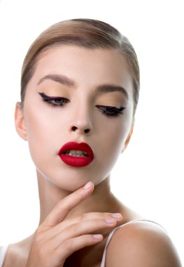 Profesyonel makyajlı ve uzun kirpikli güzel bir kadın. Parlak kırmızı dudak makyajı ve gözlerinde oklar olan bir güzellik modeli portresi. Kapat, Seçici Odaklanma.