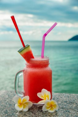 Tropikal adada deniz manzaralı taze meyve kokteylleri.