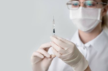 Elinde şırınga olan bir doktor. Yaklaş, seçici odaklanma.