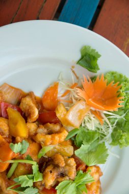 Asya yemekleri. Tabakta tatlı ve ekşi soslu kızarmış karides. Yaklaş, seçici odaklanma.