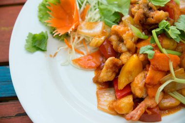 Asya yemekleri. Tabakta tatlı ve ekşi soslu kızarmış karides. Yaklaş, seçici odaklanma.