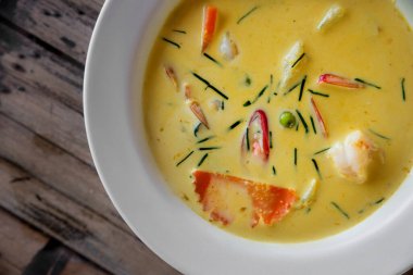 Deniz mahsullü sarı köri. Geleneksel Tayland yemekleri.