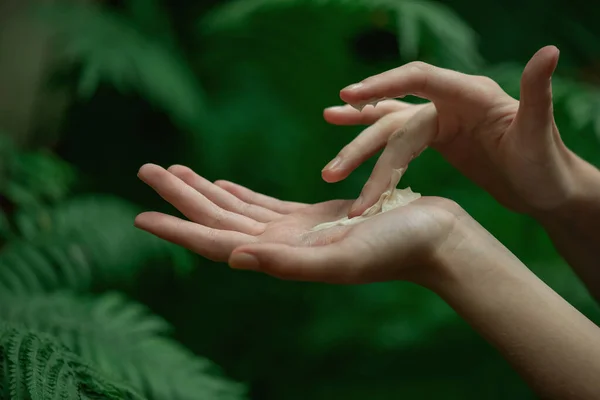 Mão Mulher Com Creme Cuidados Com Pele Fundo Natureza Mãos — Fotografia de Stock