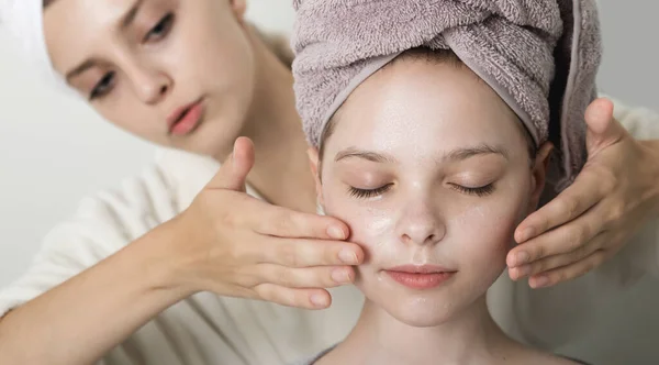 Bambina Gode Maschera Massaggio Sul Viso Spa Benessere Vicino — Foto Stock