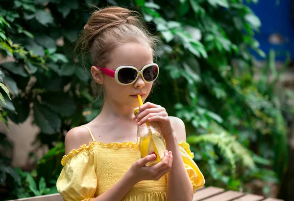 Aranyos Kislány Napszemüvegben Limonádét Iszik Kölyök Poharat Tart Nyári Italos — Stock Fotó