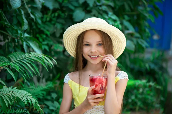 Nettes Kleines Mädchen Sommerhut Trinkt Wassermelonen Limonade Vor Grünem Hintergrund — Stockfoto