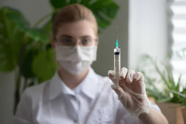 Médico Científico Hospital Laboratorio Con Jeringa Para Inyección Mano Primer — Foto de Stock