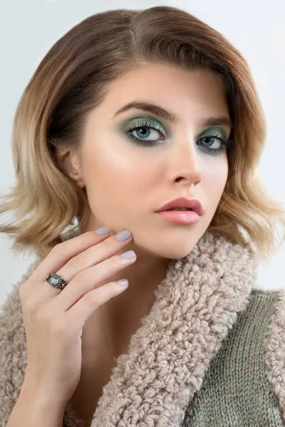 Piękna Młoda Kobieta Czystą Idealną Cerą Zielonym Makijażem Oczu Dotykająca — Zdjęcie stockowe