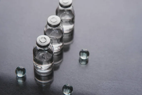 Σετ Από Διαφανή Ιατρικά Γυάλινα Μπουκάλια Υγρού Διαφορετικές Διαφανείς Μπάλες — Φωτογραφία Αρχείου