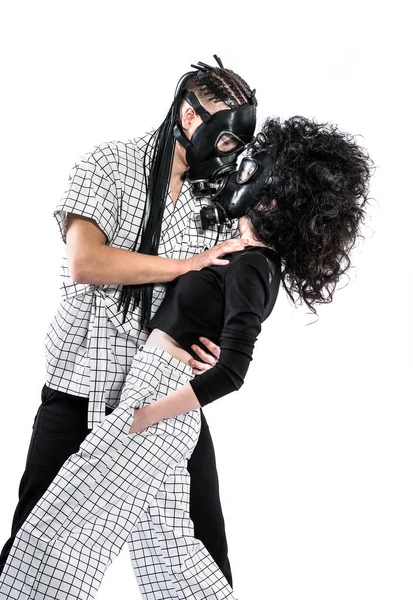 Jeune Couple Mode Dans Des Vêtements Élégants Avec Masque Gaz — Photo