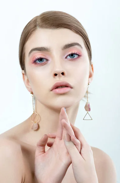 Piękna Młoda Kobieta Czystą Idealną Cerą Niebiesko Różowym Makijażem Piórkami — Zdjęcie stockowe