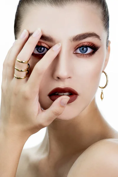 Piękna Młoda Kobieta Luksusowym Makijażu Biżuterii Pokryte Jej Twarz Ręcznie — Zdjęcie stockowe