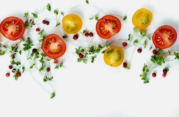 Feche Composição Tomates Cereja Vermelhos Amarelos Cortados Com Microverdes Pimentão — Fotografia de Stock