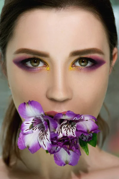 Fashion Model Creative Professional Make Purple Yellow Color Flower Her — Stock Photo, Image