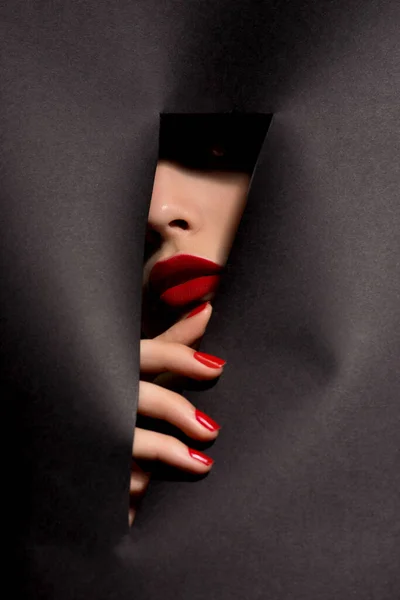 Twarz Modelki Idealną Cerą Czerwonym Makijażem Ustach Rzuca Trójkątną Dziurą — Zdjęcie stockowe