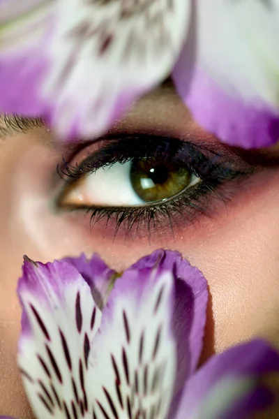 Close Fashion Model Eye Creative Professional Make Purple Color Flower — Stock Photo, Image