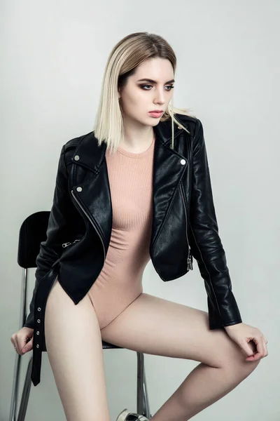 Moda Portret Pięknej Dziewczyny Model Skórzanej Kurtce Siedzi Krześle — Zdjęcie stockowe