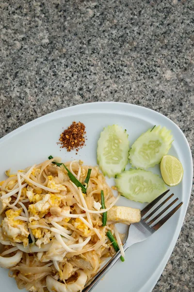 Pasta Mariscos Asiáticos Con Cócteles Tropicales Jugo Fresco Servidos Mesa — Foto de Stock