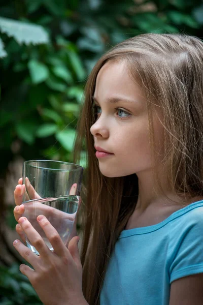 Słodka Dziewczyna Pijąca Wodę Mała Młoda Dama Trzyma Szklankę Czystej — Zdjęcie stockowe