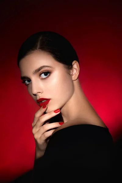 Portret Pięknej Młodej Kobiety Idealną Skórą Czerwonymi Matowymi Ustami Paznokciami — Zdjęcie stockowe