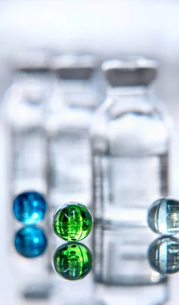 Set Botellas Vidrio Médico Transparente Líquido Con Diferentes Bolas Color — Foto de Stock