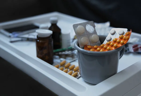 Várias Drogas Pílulas Mesa Casa Conceito Pandemia Viral Foco Seletivo — Fotografia de Stock
