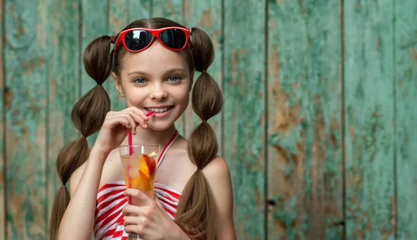 Cute Little Girl Drinks Lemonade Front Old Rural Wooden Background — Stock Photo, Image