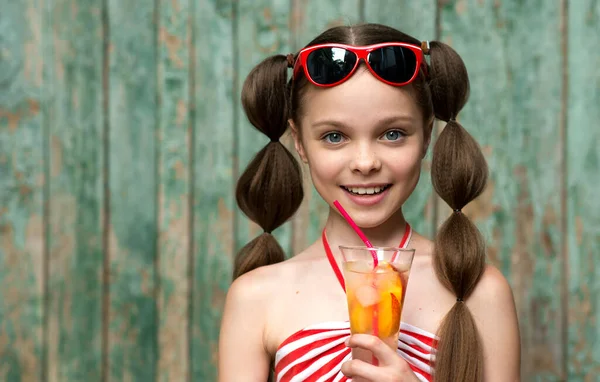 Cute Little Girl Drinks Lemonade Front Old Rural Wooden Background — Stock Photo, Image