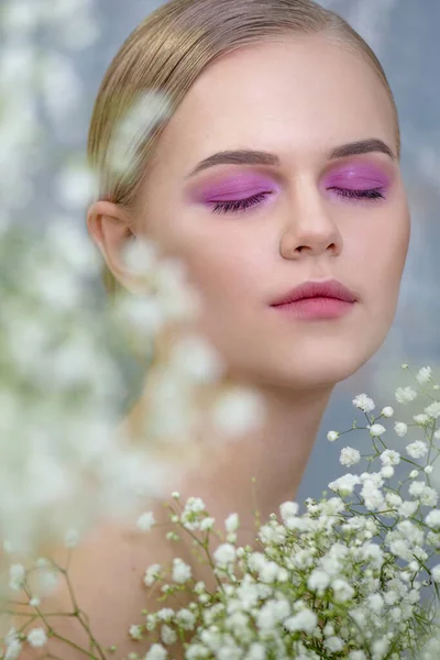 Beautiful Young Woman Perfect Skin Posing Flowers Spa Wellness Bodycare — Stock Photo, Image