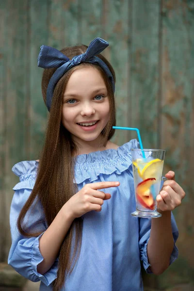 Nettes Kleines Mädchen Trinkt Limonade Vor Altem Ländlichen Holzhintergrund Kind — Stockfoto