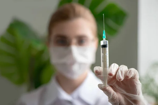 Médico Científico Hospital Laboratorio Con Jeringa Para Inyección Mano Primer — Foto de Stock