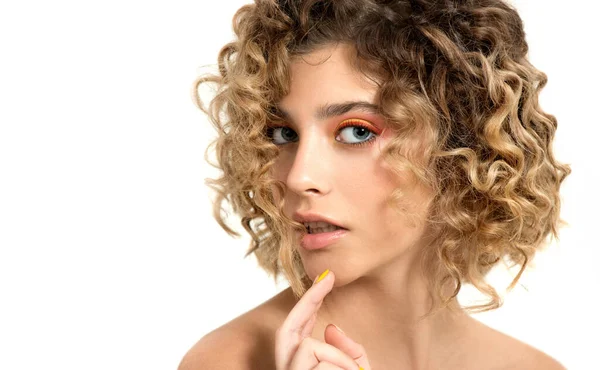 Ritratto Bella Moda Modello Con Capelli Ricci Ondulati Trucco Colorato — Foto Stock