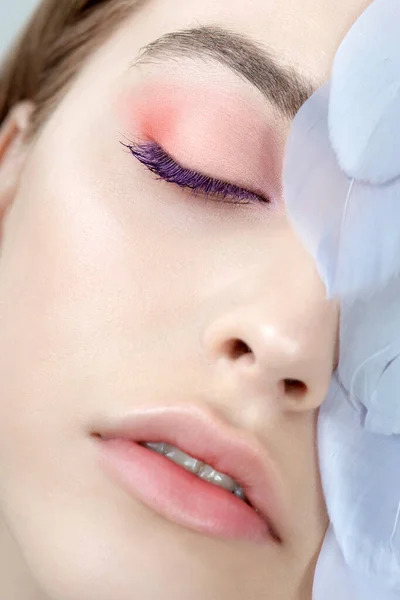 깨끗하고 피부와 분홍빛의 아름다운 자연스럽게 화장되고 속눈썹을 모델의 Spa Skincare — 스톡 사진