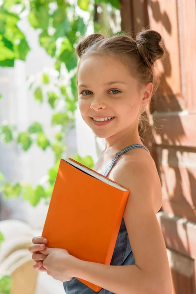 Menina Criança Bonito Feliz Uniforme Escola Segurando Livros Estudante Com — Fotografia de Stock
