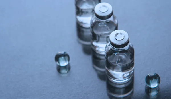 Set Botellas Vidrio Médico Transparente Líquido Con Diferentes Bolas Transparentes — Foto de Stock