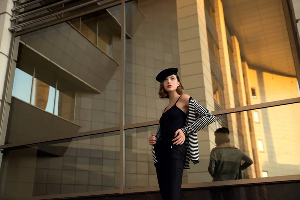 Beautiful Young Woman Posing Front Building Retro Styled Young Model — Stock Photo, Image