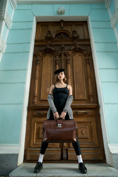 Hermosa Mujer Joven Con Gran Bolsa Viaje Retro Retrato Modelo — Foto de Stock