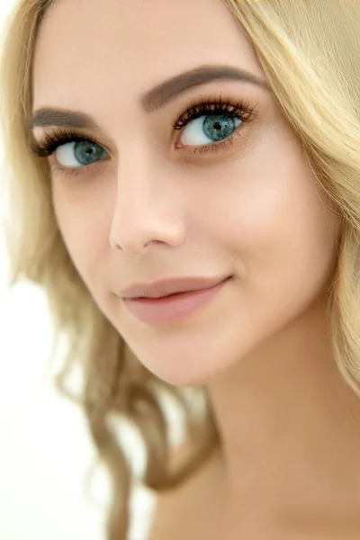 Ögonfransförlängningsprocedur Beauty Model Med Perfekt Fräsch Hud Och Långa Ögonfransar — Stockfoto