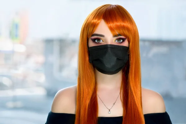 Bella Ragazza Dai Capelli Rossi Una Maschera Medica Nera Con — Foto Stock