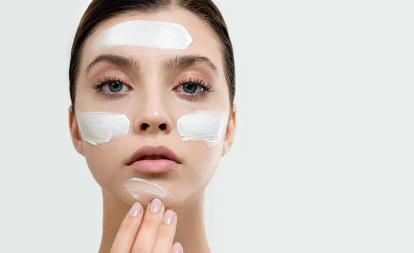 Mujer Joven Que Aplica Crema Facial Mascarilla Facial Cara Modelo — Foto de Stock