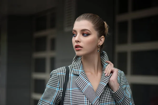 Gyönyörű Elegáns Kabátos Fiatal Sétál Utcán Portré Egy Vonzó Lány — Stock Fotó