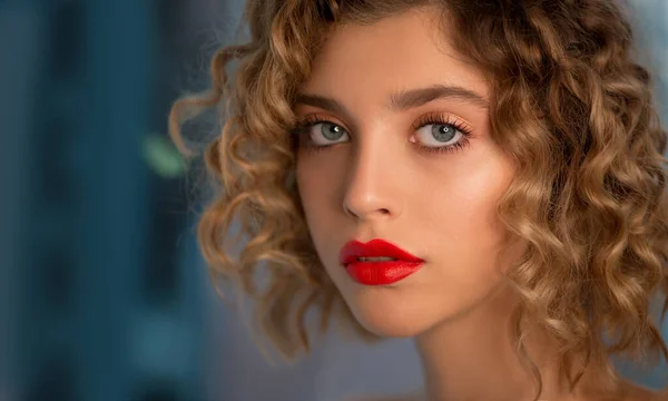 Portret Pięknej Modelki Wavy Curly Hair Kolorowy Makijaż Czerwonymi Ustami — Zdjęcie stockowe