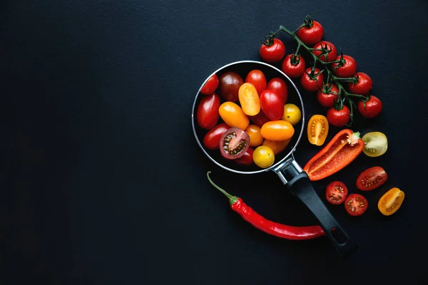 Tomates Pimientos Una Sartén Pequeña Sobre Fondo Negro Alimentación Saludable —  Fotos de Stock