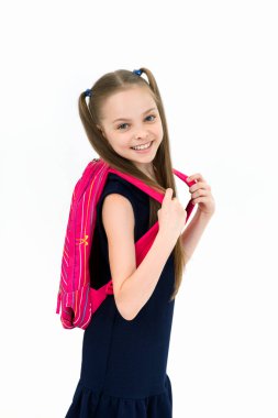 Okul üniformalı, elinde kitap tutan mutlu kız çocuğu. Yüzünde beyaz bir ifade olan liseli kız. Eğitim kavramı, okuma, okula dönüş..