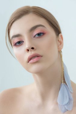 Temiz ciltli, mavi-pembe makyajlı ve tüylü güzel bir kadın. Doğal makyajlı ve uzun kirpikli bir güzellik modeli portresi. Gençlik ve cilt bakımı konsepti. Spa, cilt bakımı ve sağlık.