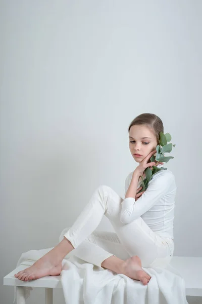 Piękna Dziewczyna Białych Ubraniach Gałęzi Liści Eukaliptusa Dziecko Roślinami Ziołowymi — Zdjęcie stockowe