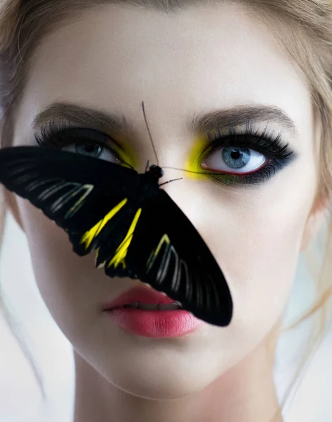 Piękna Młoda Kobieta Idealną Cerą Jasnożółtym Makijażem Pozuje Motylem Twarzy — Zdjęcie stockowe